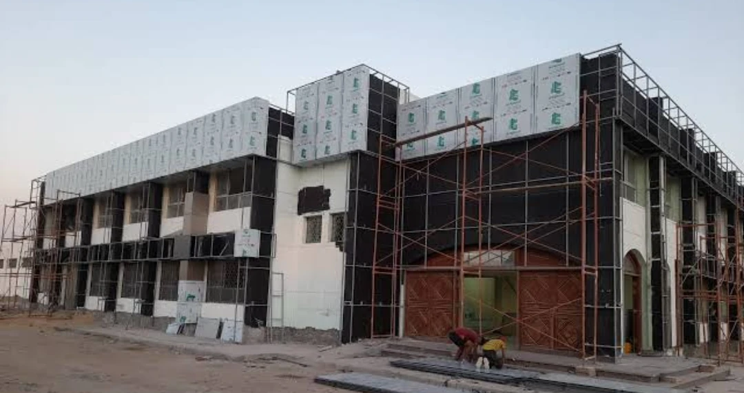 مبنى أثناء تنفيذ ألواح الكلادينج والكسوات الخارجية بالموقع