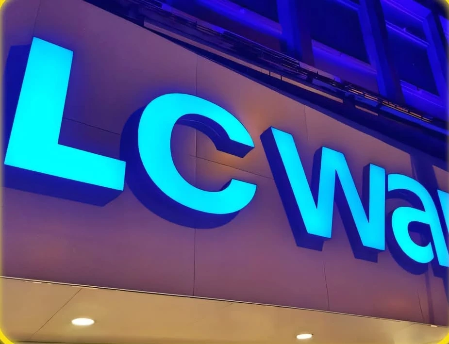 حروف بارزة مضيئة باللون الأزرق للافتة LC Waikiki