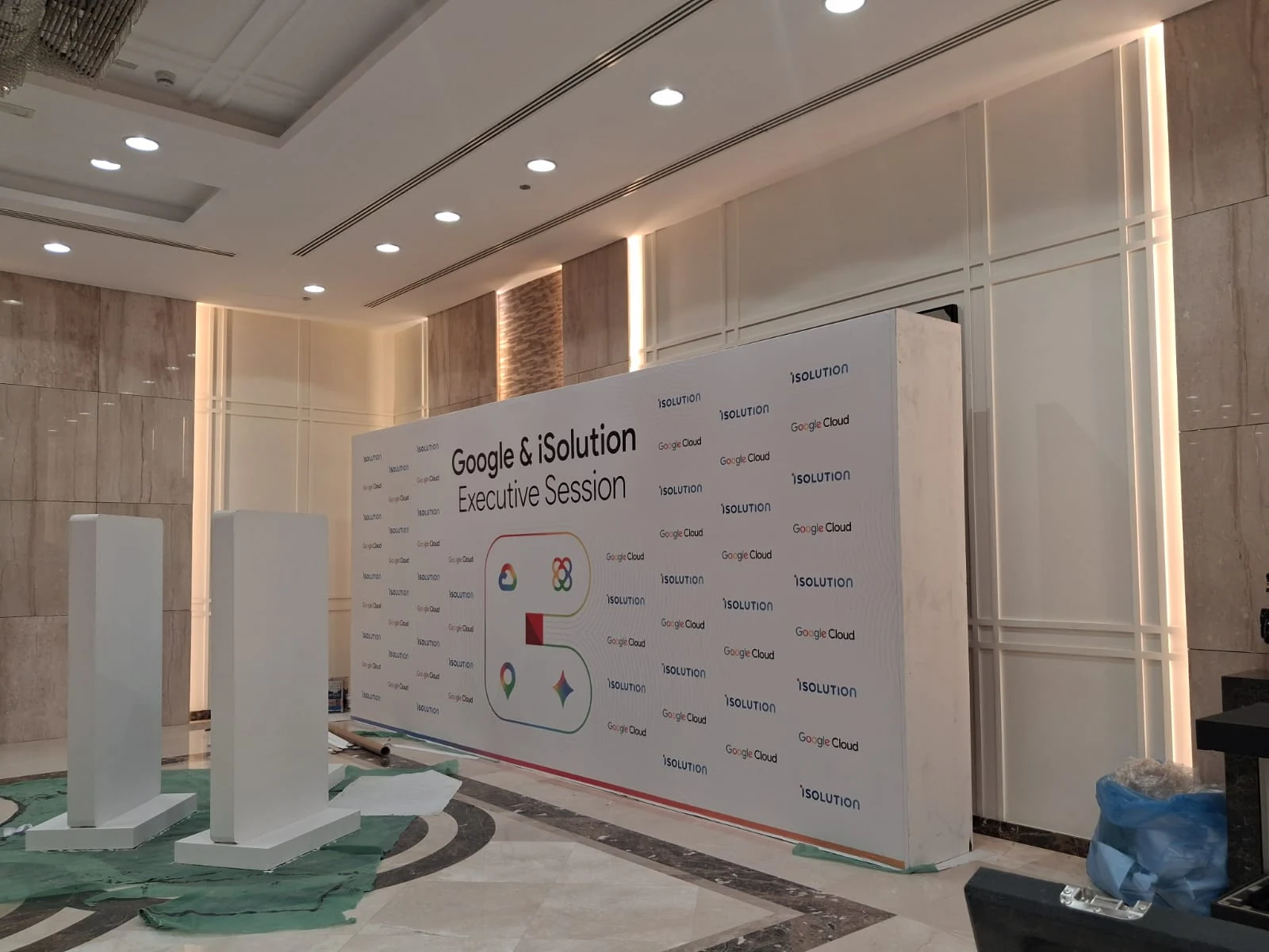 خلفية دعائية لجلسة Google و iSolution