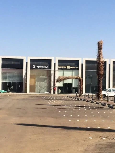 صورة من الموقع لواجهات وحدات تجارية ولافتات متاجر منفذة