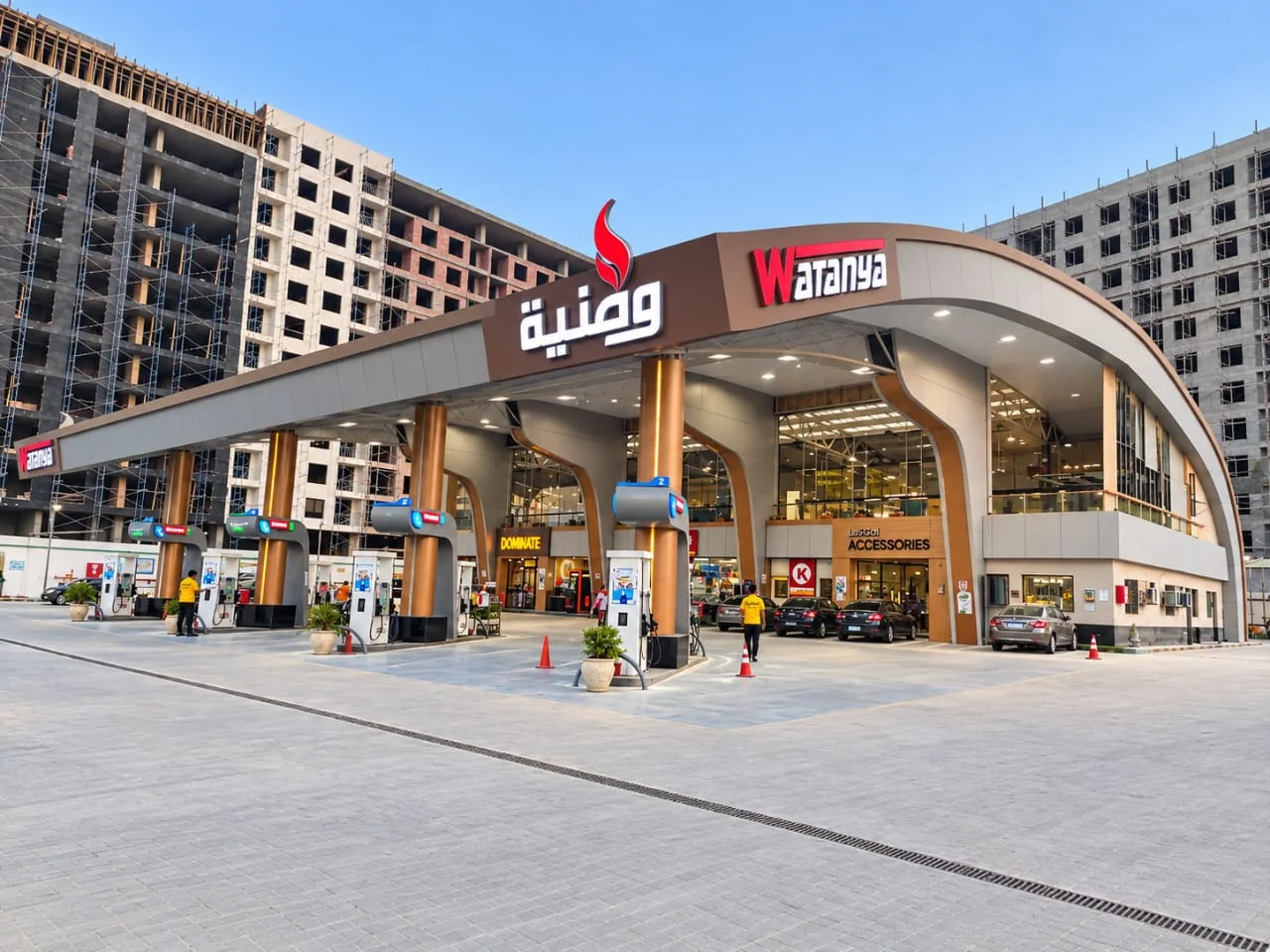 واجهة محطة وقود وطنية حديثة بمظلة منحنية ولافتات مضيئة