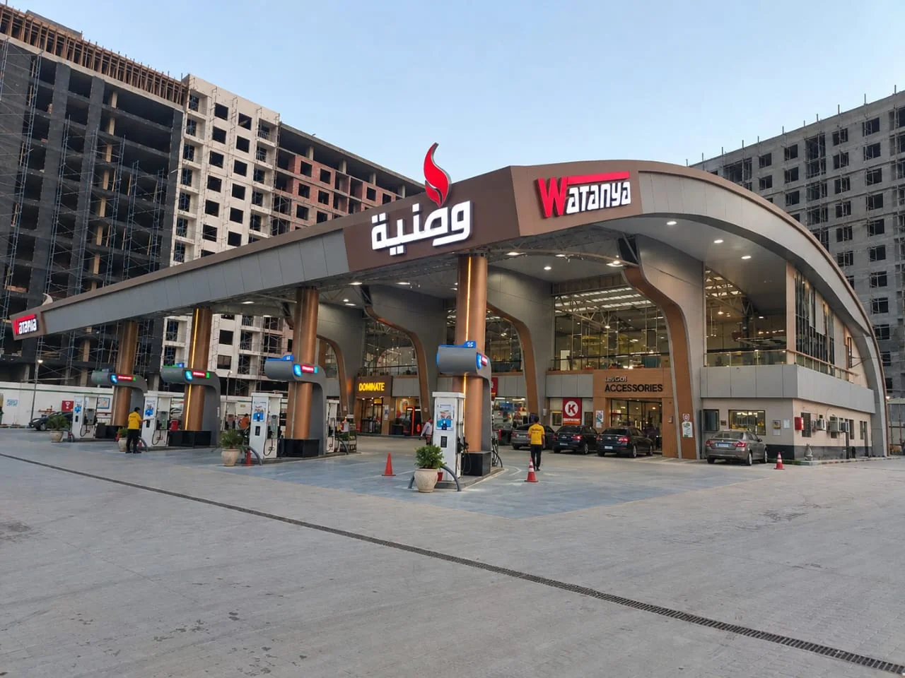 منظور واسع لمحطة وقود وطنية وواجهتها المعمارية